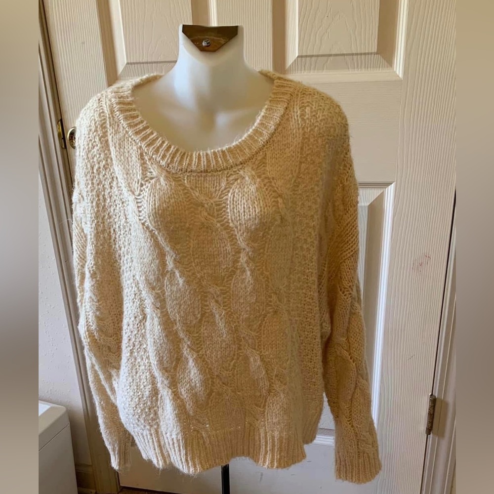 Med J.O.A Just One Answer cream fuzzy cable knit long sleeve Sweater.  In EUC!
